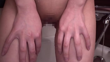 Adik Tiriku Dari Jepang Kubuahi Di Kamar Mandi Sampai Tumpah