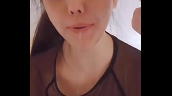 Gadis Budak Seksi Dalam Seragam, Dipaksa Menelan Penis Hingga Tenggorokannya Menggembung, Dengan Suara Erangan Dan Muntah, Sambil Menjilati Buah Zakar Dan Dubur, Lalu Menelan Air Mani Di Wajahnya Yang Genit.