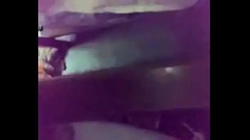 Gadis Desi Menggoda Pacarnya Dengan Memamerkan Tubuhnya Pada Pria Lain