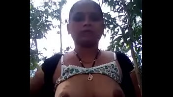 Desi Roshni Bhabhi Memamerkan Tubuh Seksi Dan Menggoda