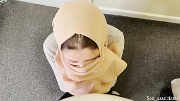Istri Arab Hamilku Merintih Minta Berhenti Saat Kurasakan Mulutnya Yang Panas Mengulum Batangku.