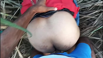 Sensasi Panas Di Sawah: Jamar Keras Menggedor Memek Desi Hingga Meraung-raung