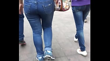 Pantat Seksi Gadis Tionghoa Menggoda Di Jalanan