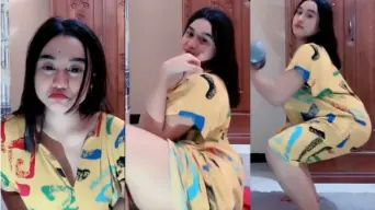 Gadis Berdaster Seksi Menggoyangkan Tubuh Hotnya
