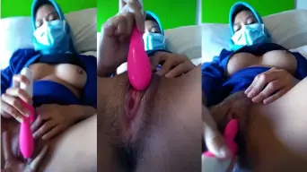 Gadis Berhijab Bank Yang Menggoda Mengoceh Mesra Saat Menggoda Diri Sendiri