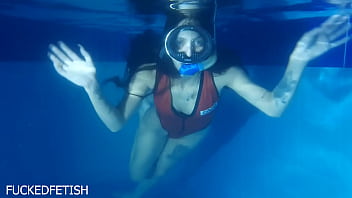 Helen Bintang: Berenang Malam Dengan Bikini Seksi Dan Topeng Kendara