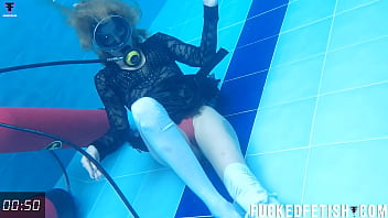 Ashlee Rose Menggoda Dengan Gaun Ketat Bak Pelacur, Beraksi Seksi Di Bawah Air Scuba Dengan Gerakan Lambat Dan Sensual Di Minggu Rilis Ke-50.