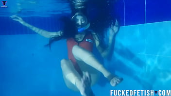 Helen Bintang, Malam Panas Di Kolam Dengan Pakaian Renang Yang Menggoda