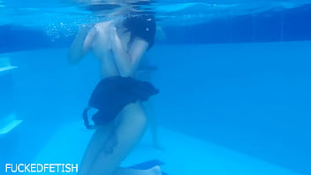 Yessica Bunny Dan Helen Star, Duo Seksi Yang Menggoda Di Kolam Renang