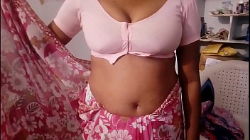 Desi Bhabhi Basah Dan Menggoda Setelah Mandi, Saree Tipis Membalut Tubuh Seksi