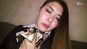 Ibu Kota Yang Menggoda: Petualangan Seksi Pramugari Di Ranjang