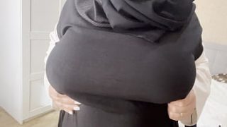Istri Arab Teman Memamerkan Payudaranya