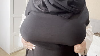 Istri Arab Teman Memamerkan Payudaranya