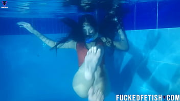 Topeng Selam Helen Star Di Kolam Renang