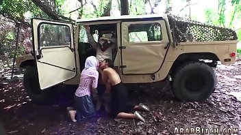 Pria Arab Dan Gadis Pirang Berbagi Ranjang Di Rumah Yang Sama