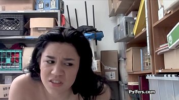 Monica Si Maling Latina Seksi Membungkuk Untuk Menerima Kontol Setelah Digeledah Telanjang