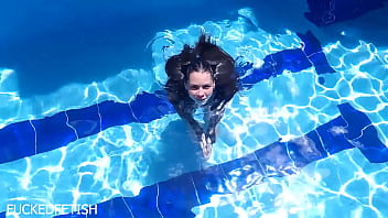 Jessica Kelinci Di Ranjang Bawah Air