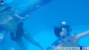 Pasangan Seksi Yessica Bunny Dan Helen Star Tumpah Ruah Nafsu Di Kolam Renang