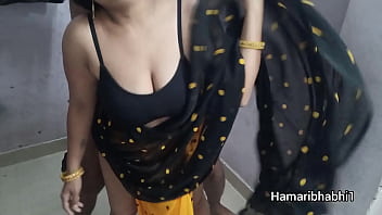Sensual Bhabhi Menggoda Dengan Saree Terbuka, Aksi Panas Menggila Di Ranjang.