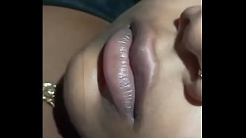 Bibir Seksi Desi Yang Menggoda