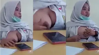 Siswi Berhijab Pamer Payudara Montok Di Dalam Kelas