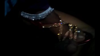 Bhabhi India Dengan Gelang Kaki Dan Sandal Memberikan Pijatan Sensual