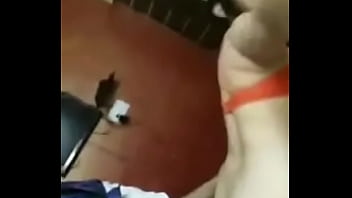 Gadis Desi Dalam Posisi Menunduk