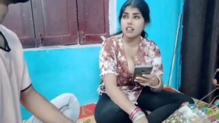 Bhabhi Montok Bayar Paket Dengan Tubuhnya Yang Menggairahkan