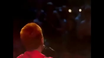 Eurythmics Menggila Di Panggung: Konser Panas 1983 Yang Menggoyang
