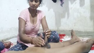 Kakak Ipar Mengoleskan Minyak Panas Ke Tubuh Devar, Lalu Mereka Berhubungan Intim Dengan Penuh Gairah