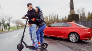 Mofos – Nungging Di Atas Skuter, Menggoda Dan Menggairahkan