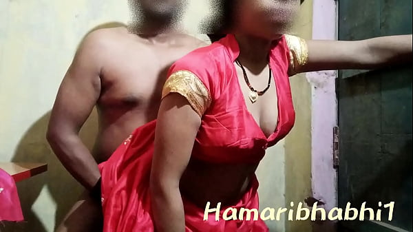 Istri Desa India Dihardiki Dengan Saree Merah Membara