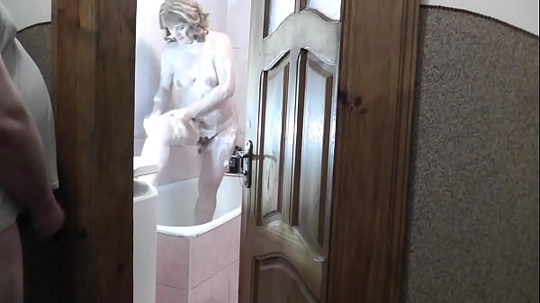 Putri Tiri Mandi, Ayah Tiri Mengintip, Merangsang Diri Dan Memancarkan Air Mani Di Bawah Pintu Kamar Mandi.