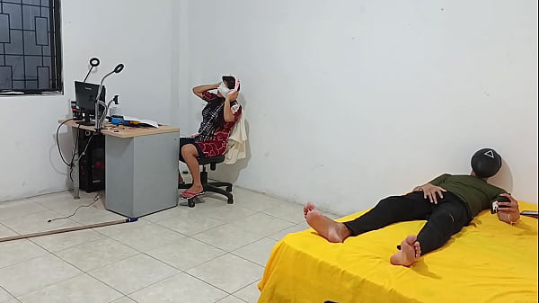 Adik Tiri Duduk Menggoda Saat Aku Memuaskan Nafsu Untuknya
