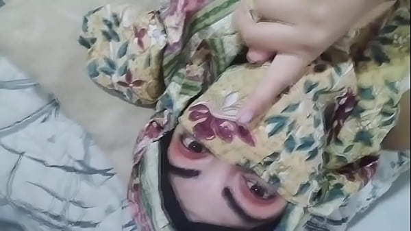 Istri Arab Berjilbab Menggairahkan Mengocok Memek Basah Sampai Muncrat Orgasme Saat Suami Sedang Sholat Di Ruangan Lain