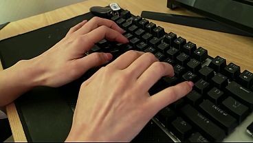 Cara Seksi Wanita Korea Menghangatkan Diri Tanpa Alas Kaki Di Musim Dingin