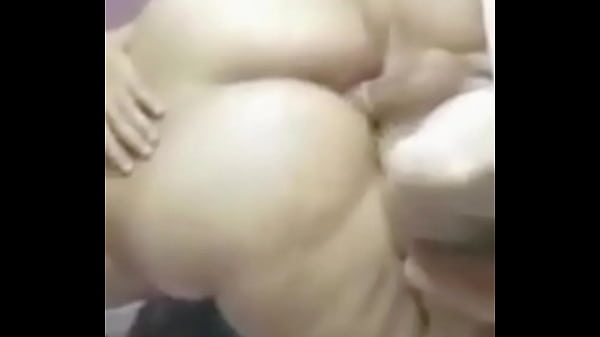العاهرة تستمتع بالقضيب
