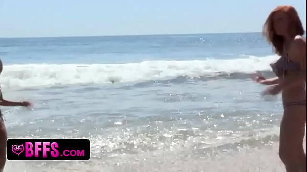 Gadis Peselancar Menggoyang Penjaga Pantai