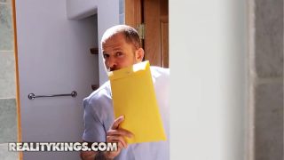 Percy Sires Membiarkan Karyawannya, Scott Nails, Menyusup Ke Dalam Rumah Saat Ia Mandi Telanjang Di Lantai Atas – Reality Kings