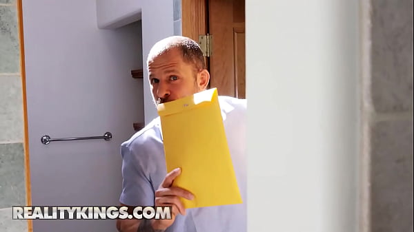 Percy Sires Membiarkan Karyawannya, Scott Nails, Menyusup Ke Dalam Rumah Saat Ia Mandi Telanjang Di Lantai Atas – Reality Kings
