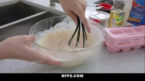 Remaja Panas Berbagi Batang Besar Usai Masak Bersama