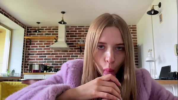 Gadis California Panas Menggoda Dengan Mantel Bulu Pink Di Musim Dingin Eropa!