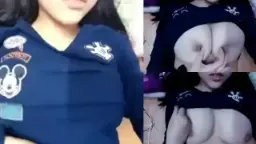 Amoy Cantik Genit Pamer Belahan Dada Menggoda