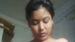 Gadis Desi Montok Memainkan Payudara Ranumnya