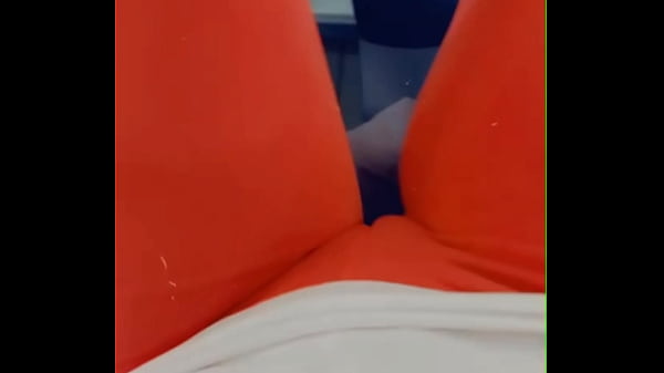 Tetesan Keringat Di Celana Ketat, Lekuk Ranum Mengintip Di Gym