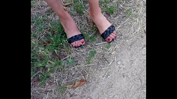 Nenek Arab Jalang Dengan Jari Kaki Dan Tumit Seksi Yang Memikat