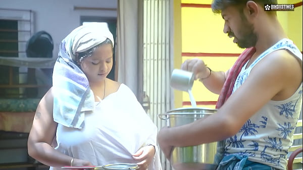 Pria Susu India Menggoda Bhabhi Ji Gara-gara Melihat Payudara Besarnya Yang Menggairahkan (suara Hindi)