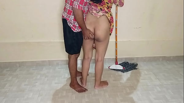 गर्म कमरे में पोछा लगाती कामवाली आंटी को मोटा लंड चूसवाकर जमकर चोदा
