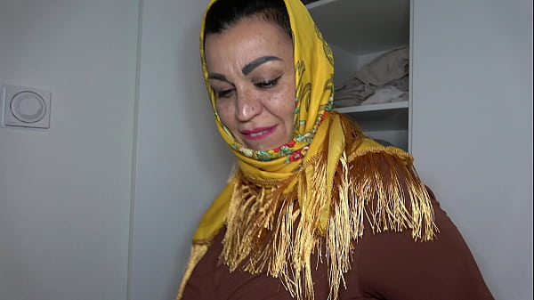 Arab Hijab Milf: Gode Pantat Besar Ibu Tiri Arab