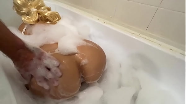 Anak Tiri Masuk Ke Kamar Mandi Ibunya Dan Membantu Mandi, Lalu Berhubungan Seks Anal Dan Oral